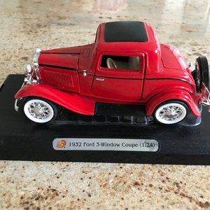 1932 Ford 3-Window Coupe (1:24) On Stand Red